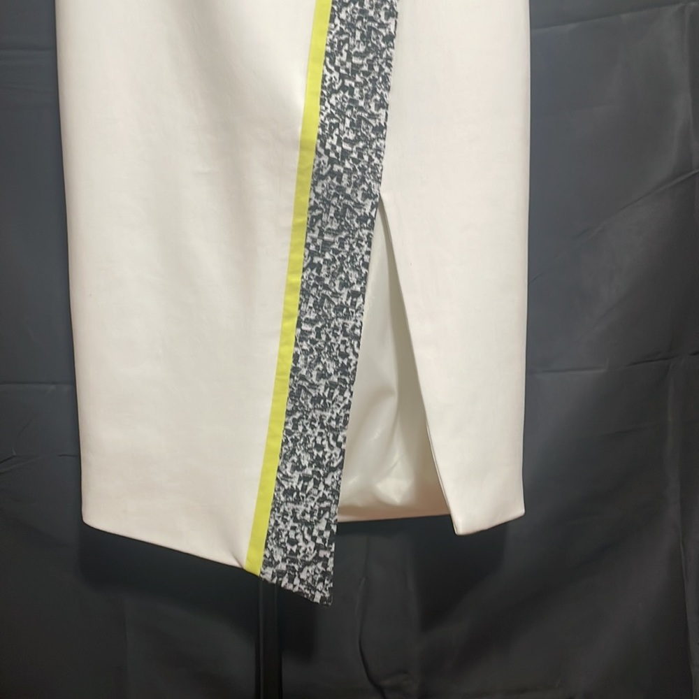 Elizabeth and James pencil skirt with front line stripe in size 0 - Picture 5 of 11